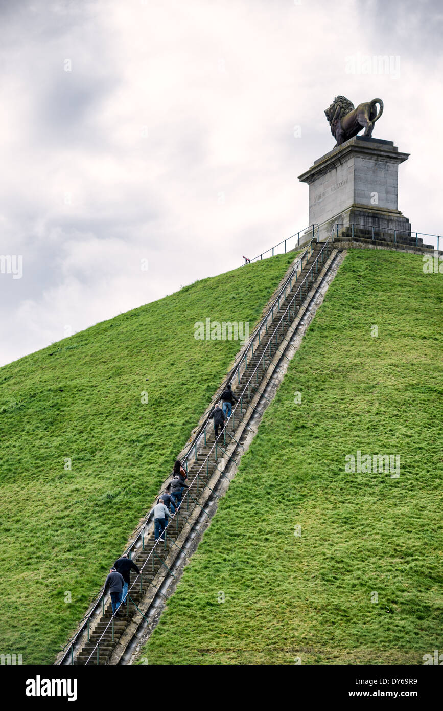 WATERLOO, Belgien – der berühmte Löwenhügel (Butte du Lion) steht als prominentes Denkmal auf dem historischen Schlachtfeld von Waterloo. Der künstliche Hügel, der zwischen 1820 und 1826 gebaut wurde, markiert den Ort, an dem Wilhelm II. Von den Niederlanden während der Schlacht von Waterloo verwundet wurde. Eine steile Treppe führt zum Gipfel, von dem aus man einen Panoramablick auf die ehemaligen alliierten Armeepositionen unter dem Kommando des Duke of Wellington hat. Stockfoto