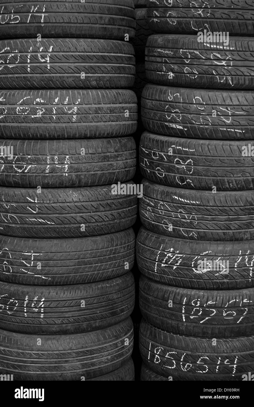 Stapel von Reifen für Verkauf in einem Reifenshop in Woodside, Queens, New York Stockfoto