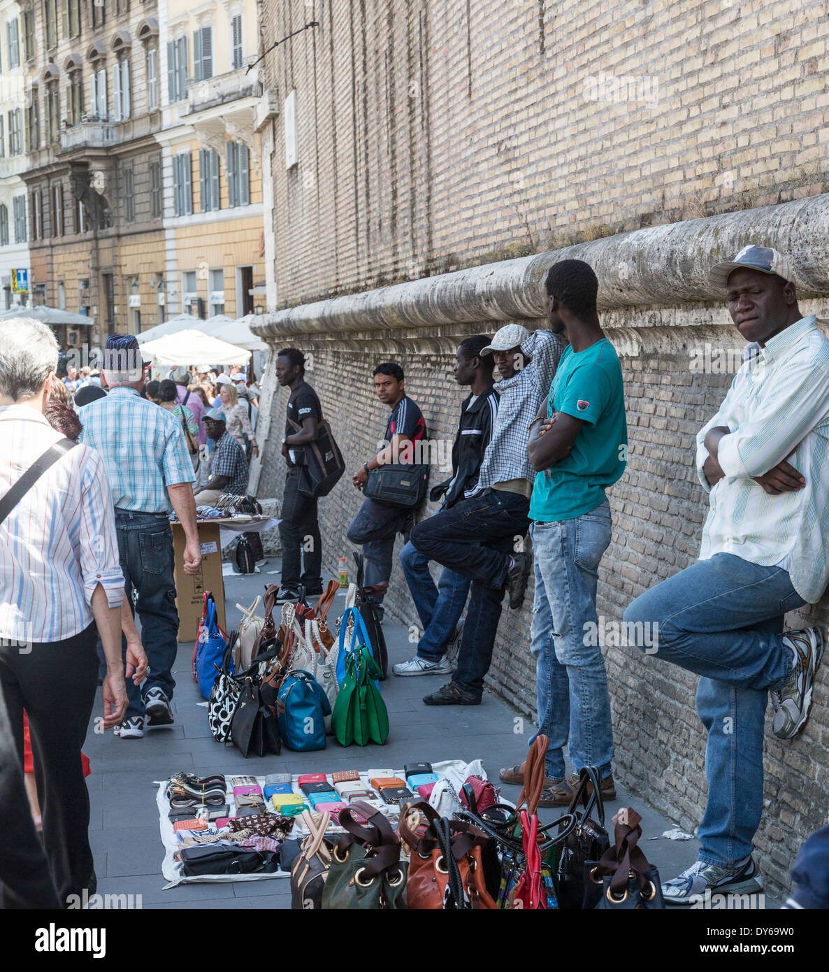 Afrikanische Straße Verkäufer, Rom, Italien Stockfoto