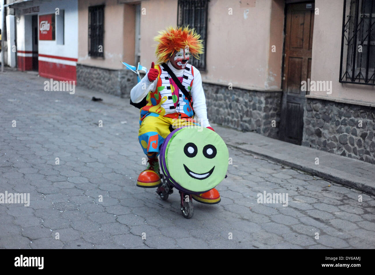 Der Clown auf der Straße in Panajachel, Guatemala. Stockfoto Der Clown auf der Straße in Panajachel, Guatemala. Stockfoto