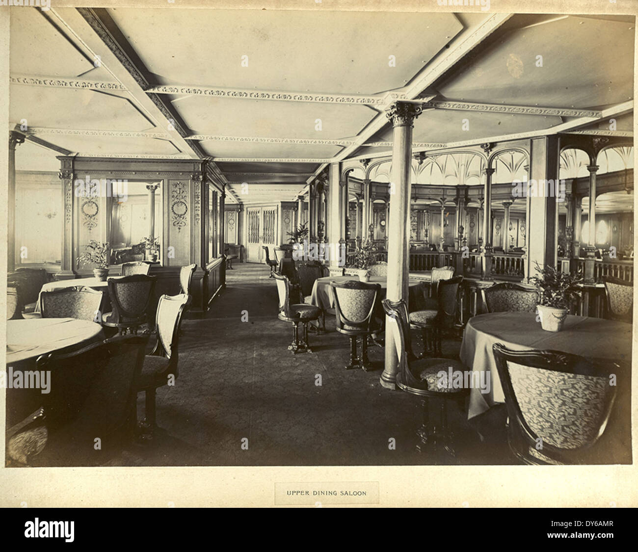 Der Upper Dining Saloon auf der RMS Mauretania war ein eleganter Speisesaal an Bord dieses Cunard Line Ozeanschiffers. Bekannt für seine luxuriösen und königlichen Verbindungen zur Marine, verfügte es über hochwertige Stühle und Speisesäle, die die Seefahrt des frühen 20. Jahrhunderts prägten. Stockfoto
