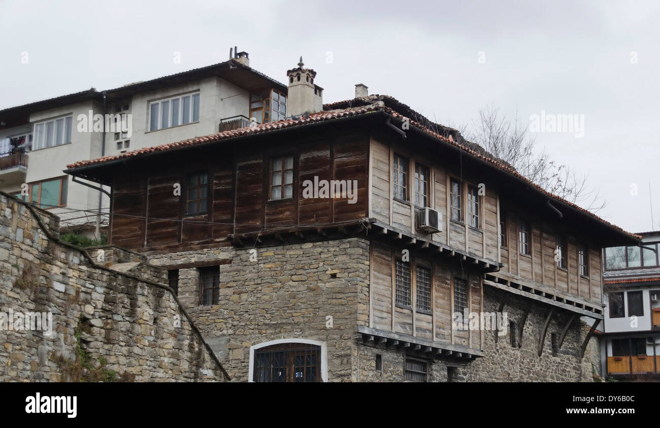 Ein Wohnviertel der authentischen alten bulgarischen Häuser in der Stadt Veliko Tarnovo, Bulgarien. Stockfoto