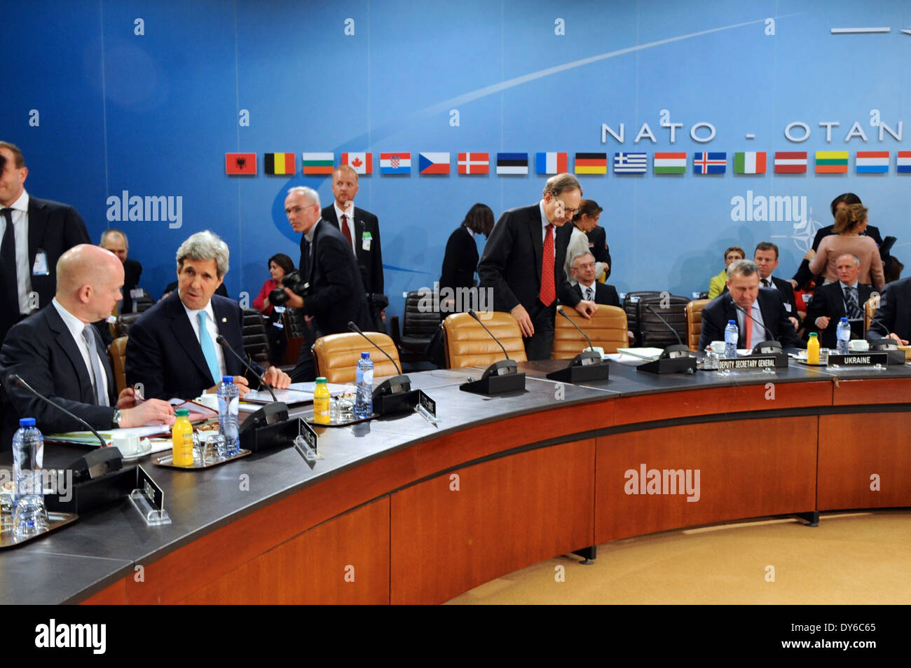 Sekretärinnen Kerry, NATO-Ukraine-Kommission-Sitzung in Brüssel Haag beitreten Stockfoto
