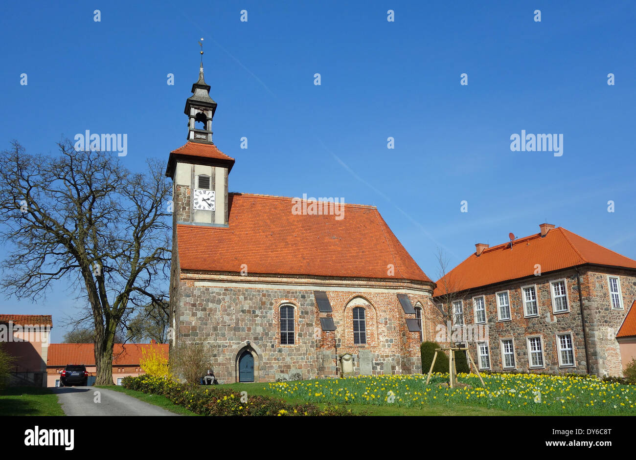 Blick auf die Komturei mit seiner Kirche in Lietzen bei Seelow, Deutschland, 30. März 2014. Lietzen Komturei besaß wahrscheinlich seit 1229 von den Tempelrittern. Nach der Auflösung des Templerordens 1312 wurde der größte Teil des Grundstücks, der Ritter des Johanniterordens übergeben. Im Zuge der Säkularisierung der Komturei Preußen im Jahre 1810 und 1814 durch staatliche Kanzler Fürst Hardenberg gehörte. Wegen der Teilnahme von Graf Carl-Hans von Hardenberg in der Stauffenberg-Attentat im Jahr 1944 wurde die Cammandery durch die Nationalsozialisten enteignet. Nach 1945 das land Stockfoto