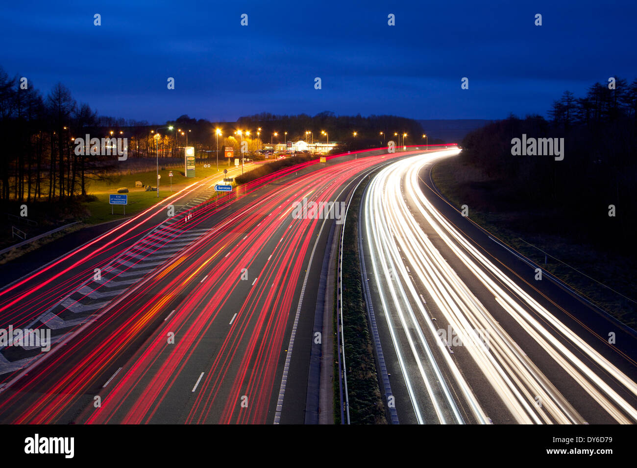 Lichtspuren auf der M6 Richtung Norden in der Nähe von Burton in Kendal Dienstleistungen in Cumbria suchen. Stockfoto