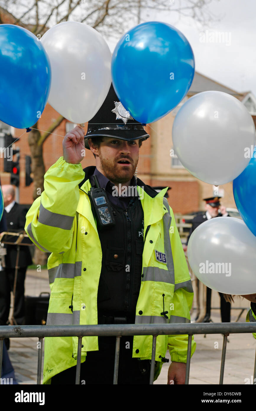 Boscombe, UK. 8. April 2014. BOSCOMBE die lang ersehnte Polizei Box "Tardis" ist offiziell der Öffentlichkeit vorgestellt von Bournemouth Ost MP Tobias Ellwood vor Würdenträger, Händler und Bewohner. Die Polizei sagt, Feld, einer von nur zwei operative des Landes, eine gut sichtbare polizeiliche Präsenz am westlichen Ende des Bezirks über Christchurch Road zur Verfügung stellt. Es wird regelmäßig Tages-Zeiten besetzt werden, und eine gelbe Telefon angeschlossen wird der Öffentlichkeit Dorset Polizei zu anderen Zeiten verbinden. Bildnachweis: Carolyn Jenkins/Alamy Live-Nachrichten Stockfoto