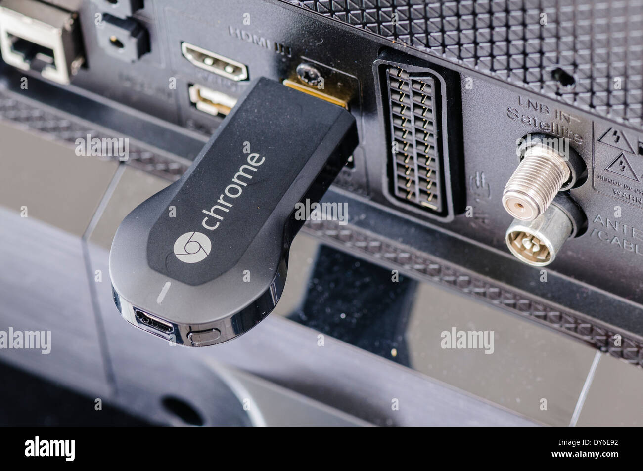 Google Chromecast TV-Streaming-Gerät an den HDMI-Anschluss des Fernsehers  angeschlossen Stockfotografie - Alamy