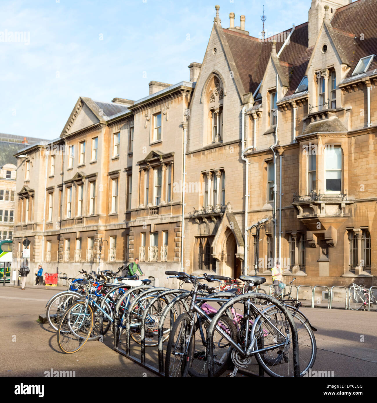 Fahrräder im Stadtzentrum von Broad Street, Oxford, Oxfordshire, Vereinigtes Königreich. Stockfoto