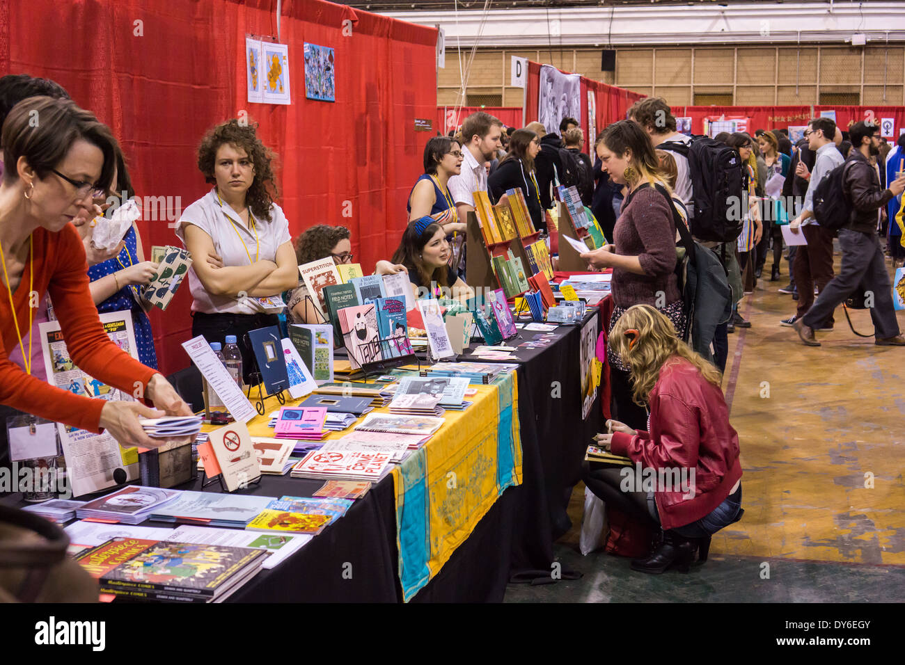 Besucher durchsuchen Stände der Aussteller auf dem MOCCA-Festival in der Lexington Avenue Armory in New York Stockfoto