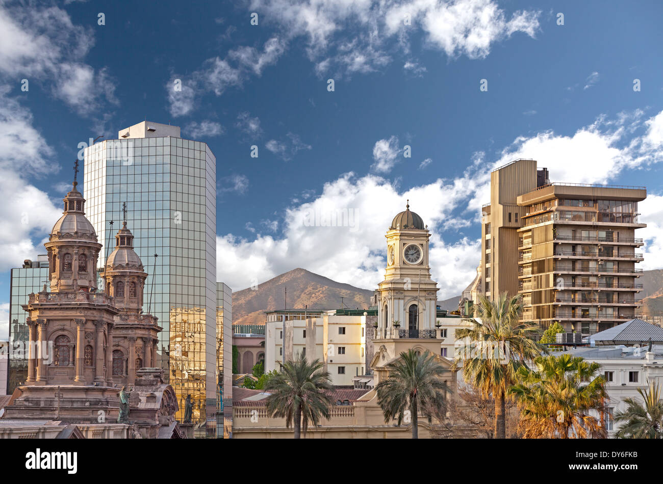 Santiago de Chile Innenstadt, gemischt moderne Wolkenkratzer mit historischen Gebäuden, Chile. Stockfoto