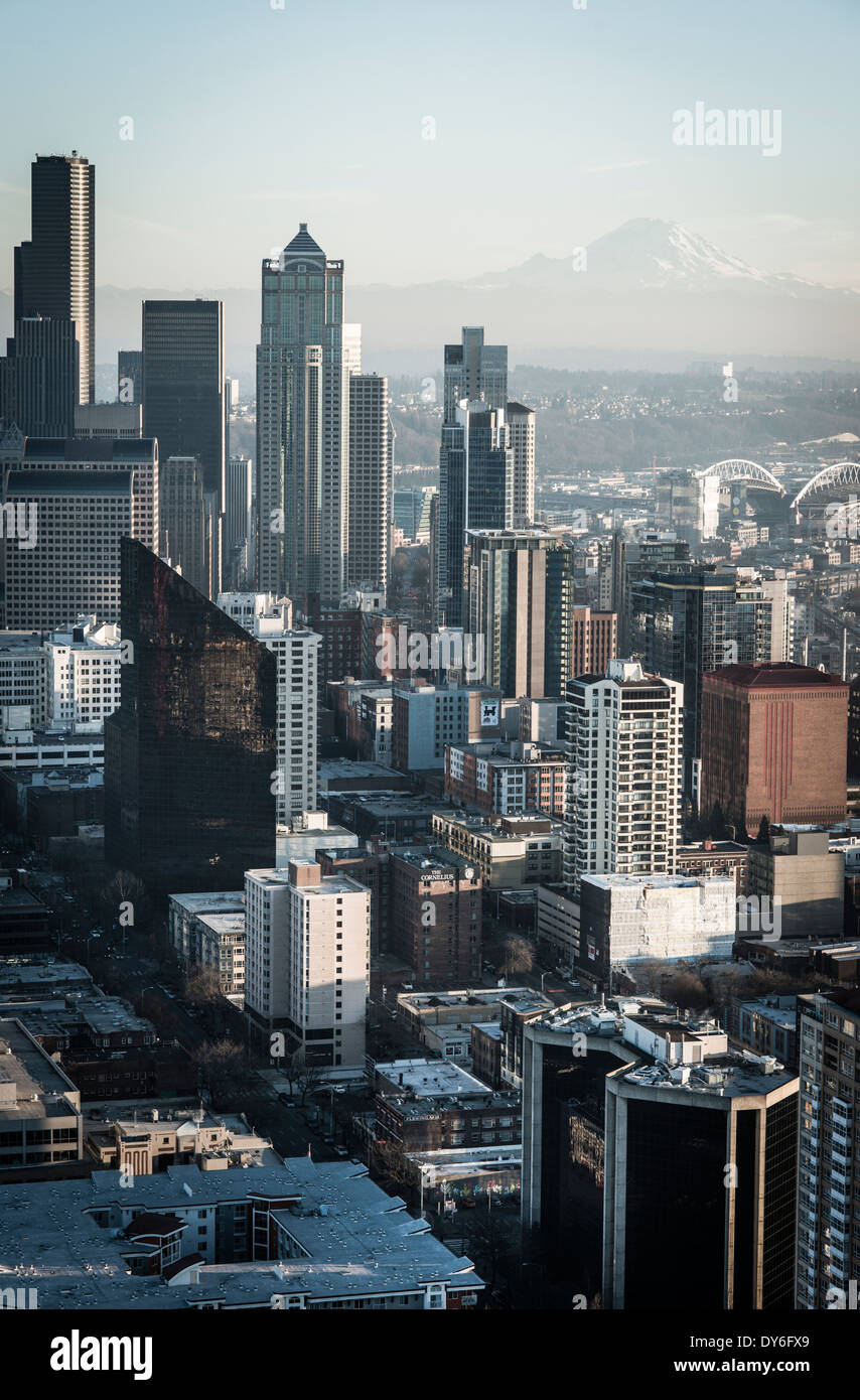 Luftaufnahme, Seattle, USA, entsättigt, Mount Rainier im Hintergrund, Blick auf die Wolkenkratzer aus der spaceneedle Stockfoto