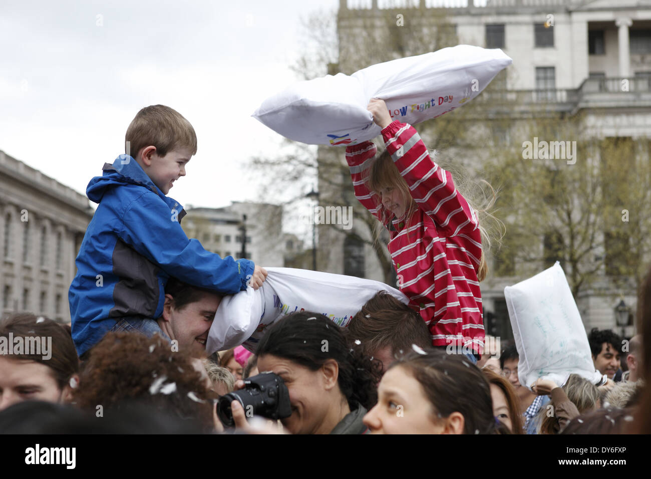 Die jährlichen International Pillow Fight flash Mob am Trafalgar Square in London am 5. April, England, UK Stockfoto