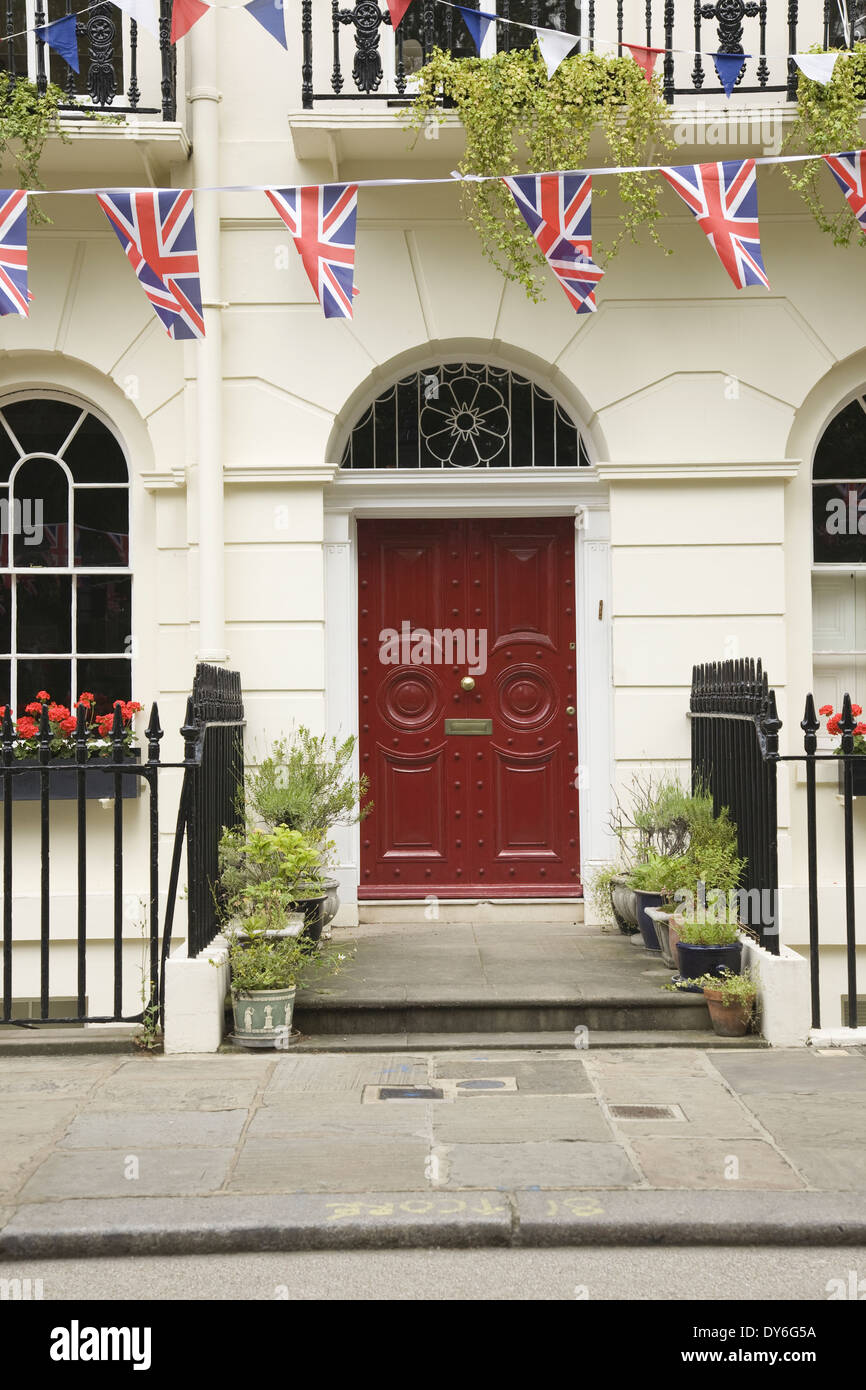 Rote Tür auf ein georgianisches Haus im Londoner Fitzroy Square Stockfoto