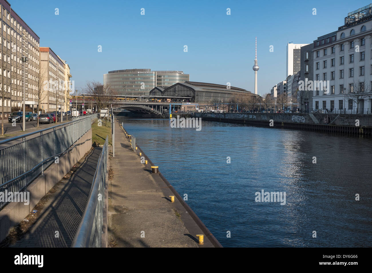 Schiffbauerdamm mit Spreedreieck und TV Tower, Berlin, Deutschland Stockfoto