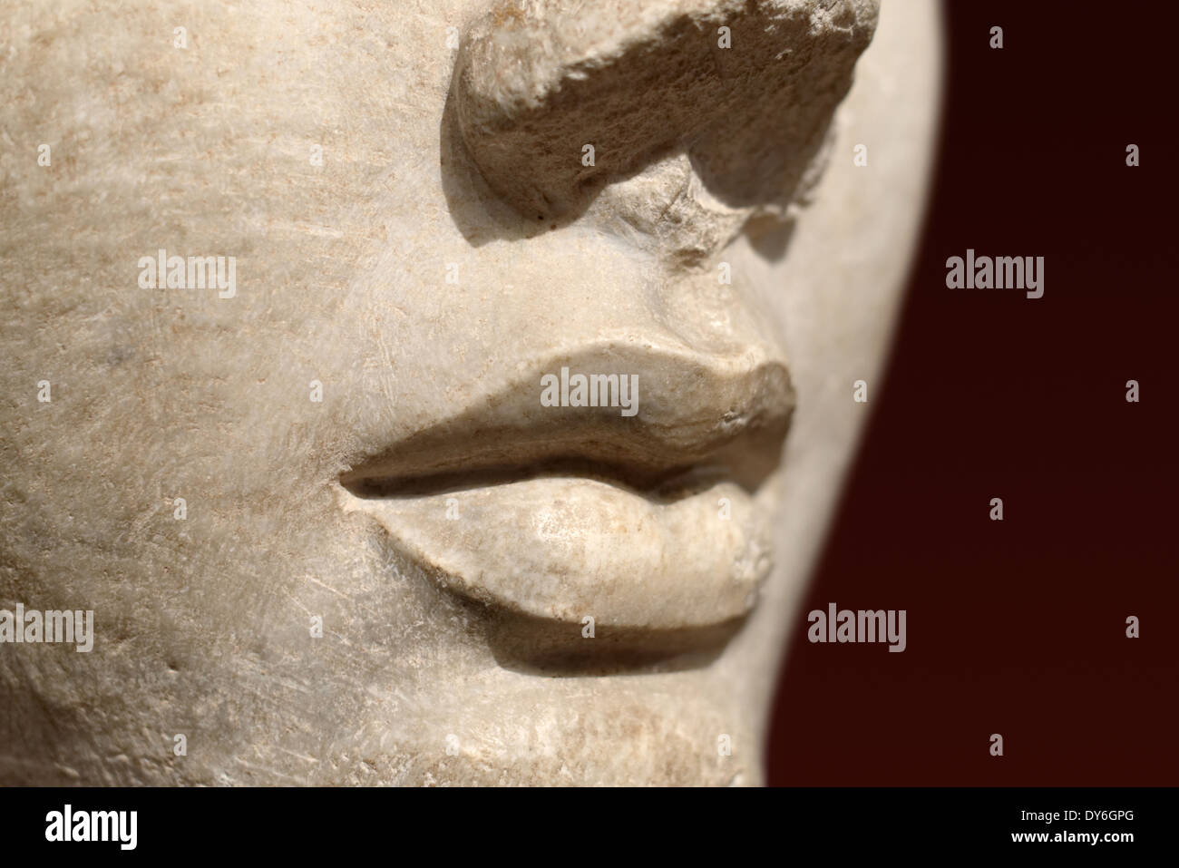 Marmorstatue Kopf Nahaufnahme gedreht, schöne weibliche Lippen Stockfoto