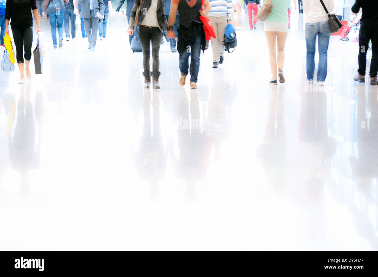Besucher, die zu Fuß in einer Halle auf der Messe in Köln. Stockfoto
