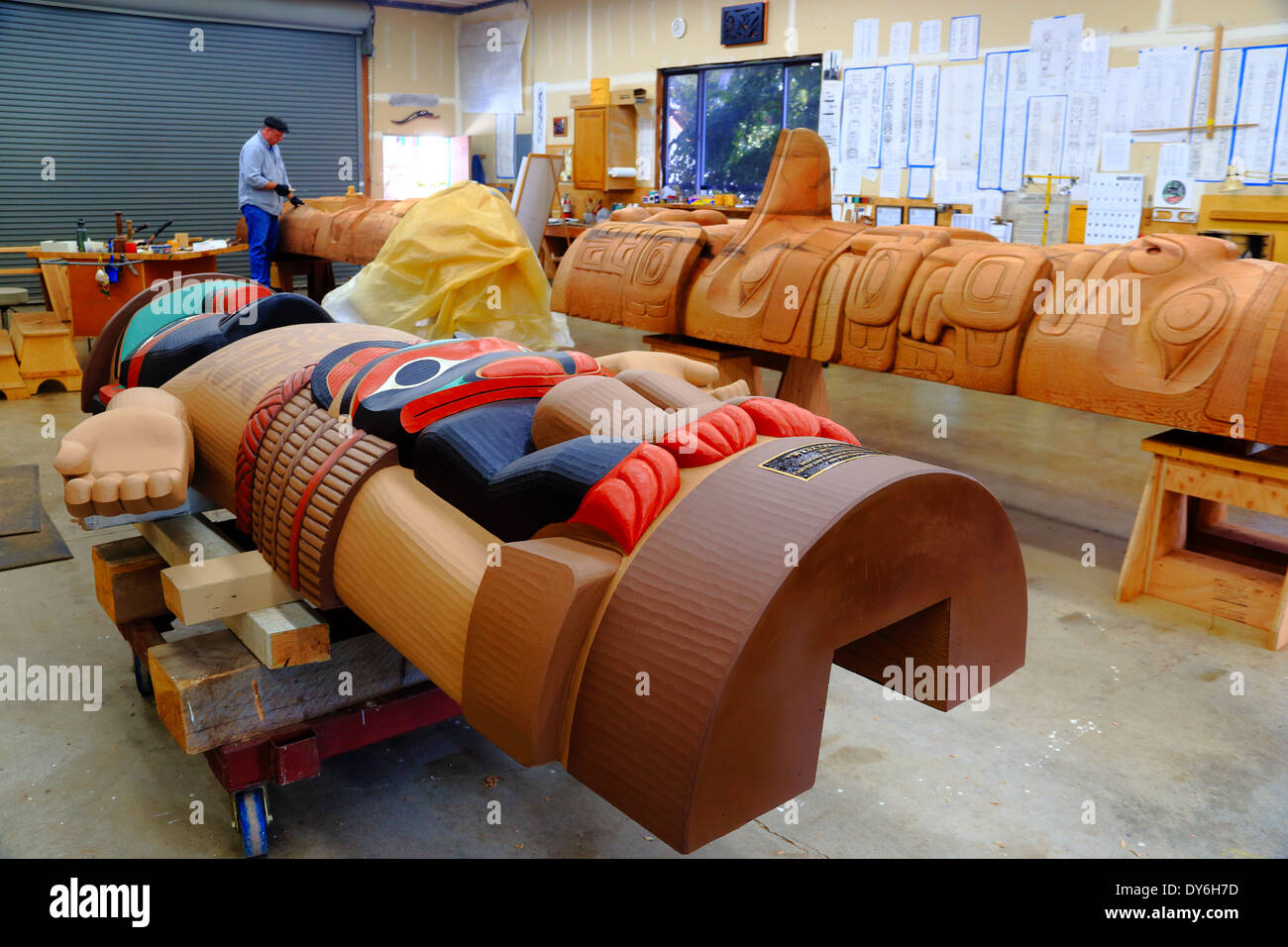 Holzschnitzer prägt indische Totempfahl Stockfoto
