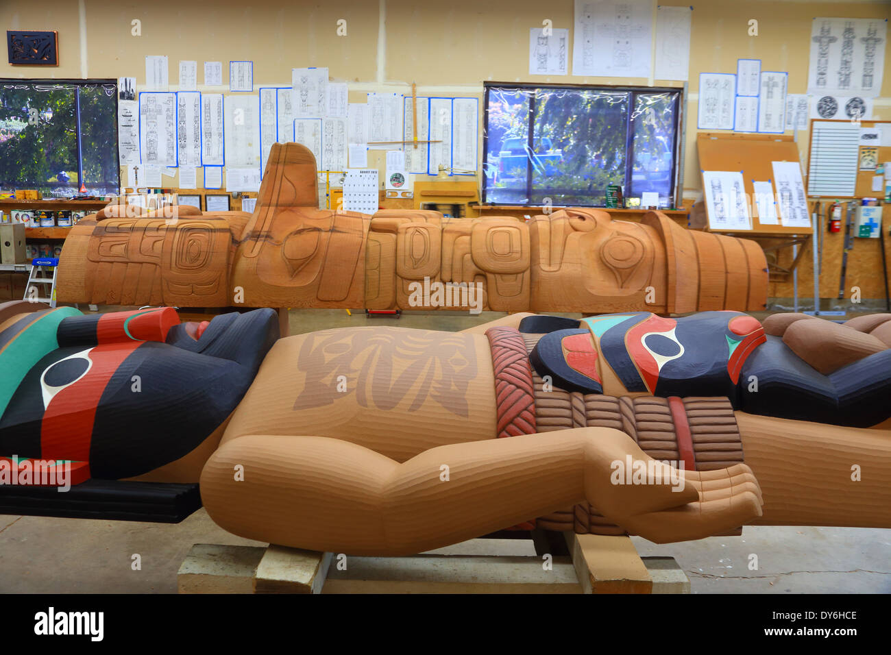 Holzschnitzer prägt indische Totempfahl Stockfoto