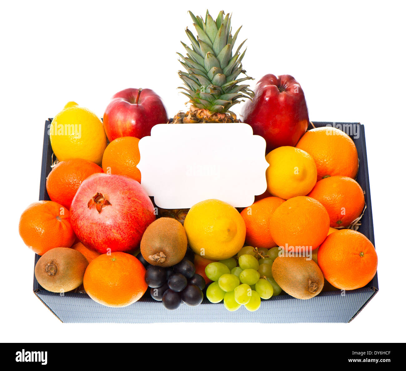 verschiedene Früchte in der Box mit leere Karte für Ihren Text auf weißem Hintergrund Stockfoto