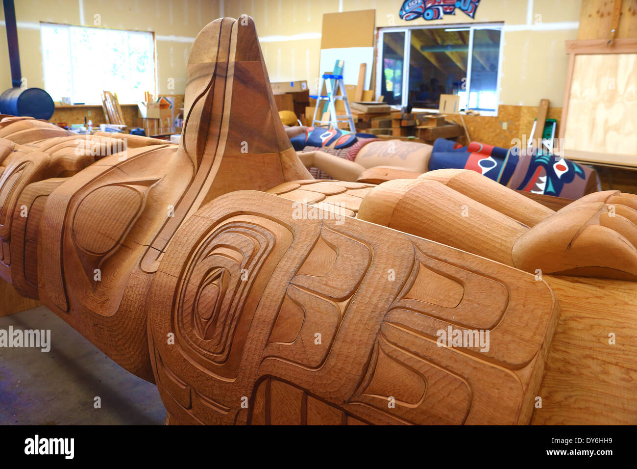 Holzschnitzer prägt indische Totempfahl Stockfoto