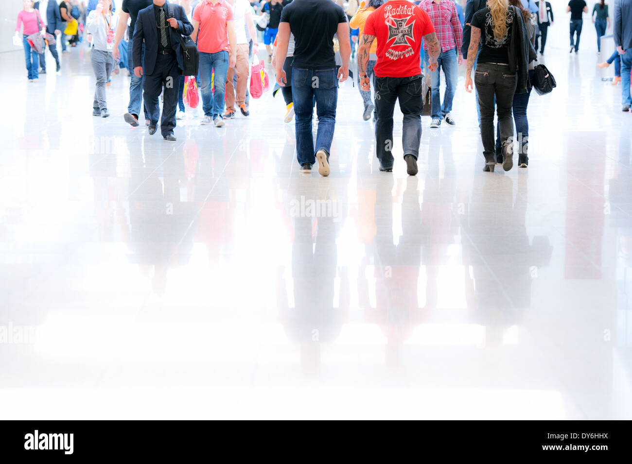 Besucher, die zu Fuß in einer Halle auf der Messe in Köln. Stockfoto