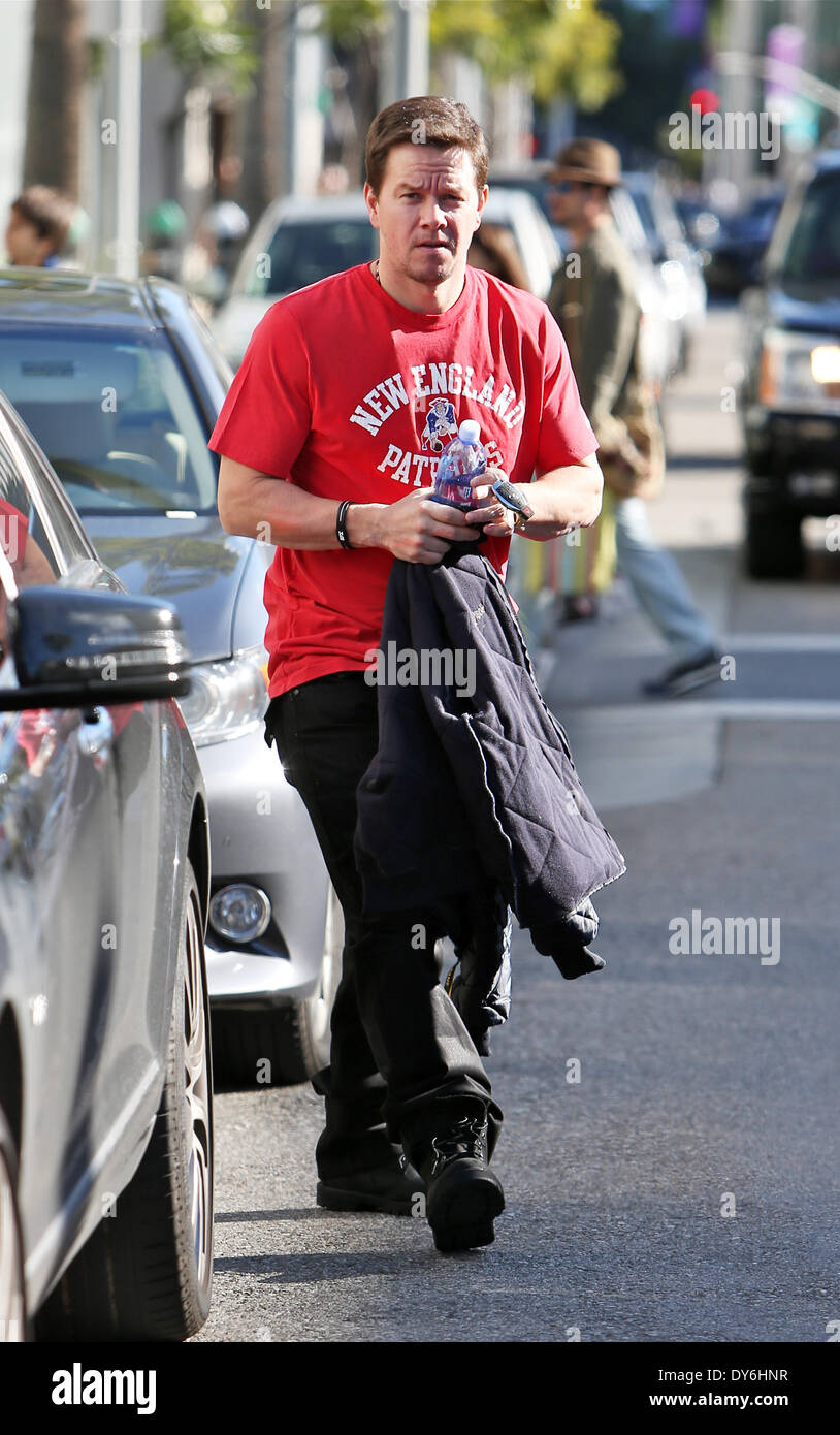 Mark Wahlberg und seine Frau verlässt Jack und Kiemen Restaurant in Beverly Hills nach dem Mittagessen TogetherFeaturing: Mark Wahlberg Where: Beverly Hills CaliforniaWhen: 13. Dezember 2012 Stockfoto