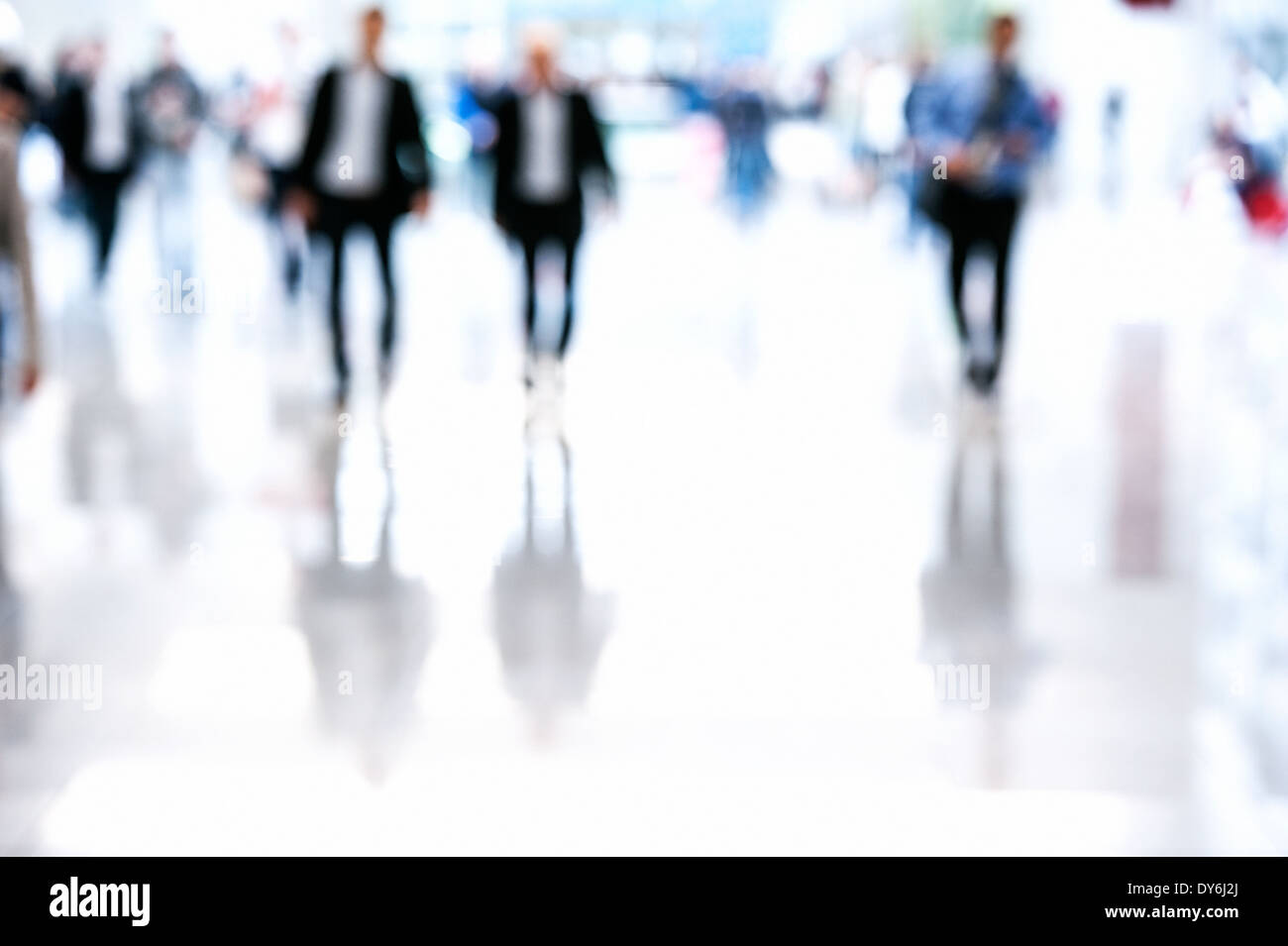 Besucher, die zu Fuß in einer Halle auf der Messe in Köln. Stockfoto