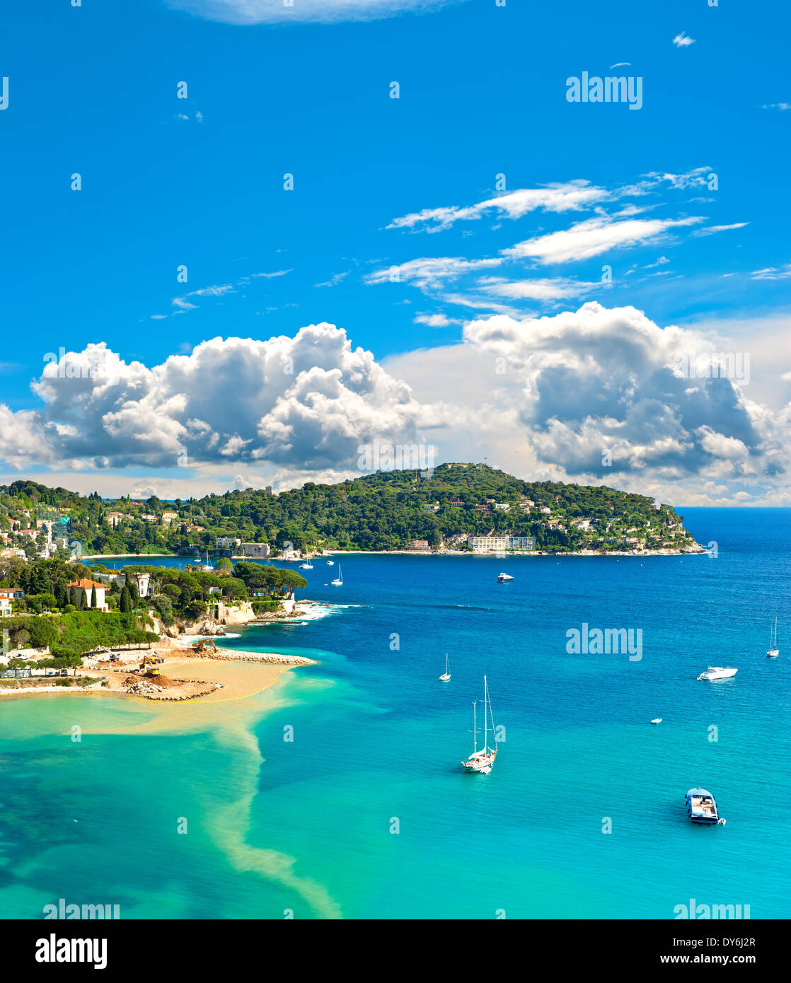 Blick auf Luxus-Resort und Bucht der Cote d ' Azur. Villefranche von Nizza, Côte d ' Azur. türkisfarbenes Meer und blauer Himmel Stockfoto