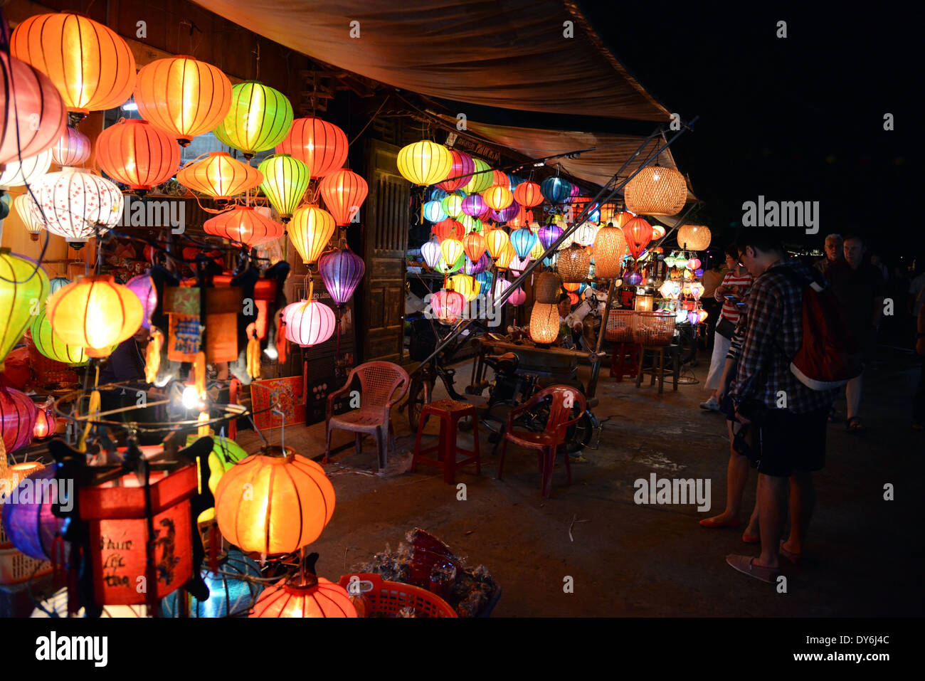 Touristen und Einheimische in der Nacht auf einem Markt einkaufen stall Verkauf Papierlaternen für das Laternenfest, Hoi an, Vietnam Stockfoto