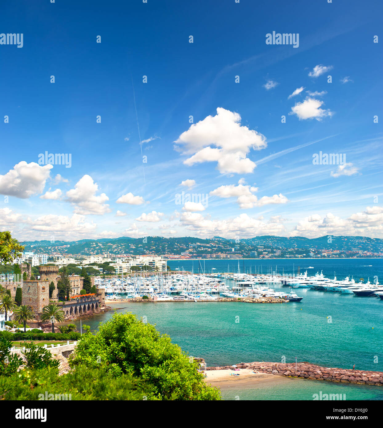 wunderschöne mediterrane Landschaft mit blauen Wolkenhimmel. Blick auf Meer und Luxus Resort Cote d ' Azur in Frankreich. Côte d ' Azur Stockfoto