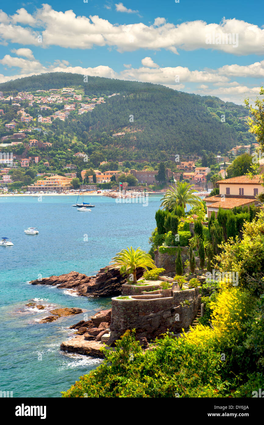 wunderschöne mediterrane Landschaft mit blauen Wolkenhimmel. Blick auf Meer und Luxus Resort der Cote d ' Azur, Provence, Frankreich Stockfoto