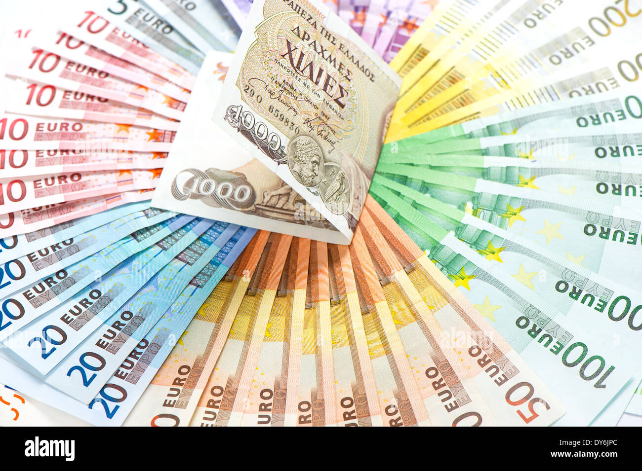 alte griechische Drachme und Euro Bargeld Banknoten. Euro-Krise-Konzept. selektiven Fokus Stockfoto