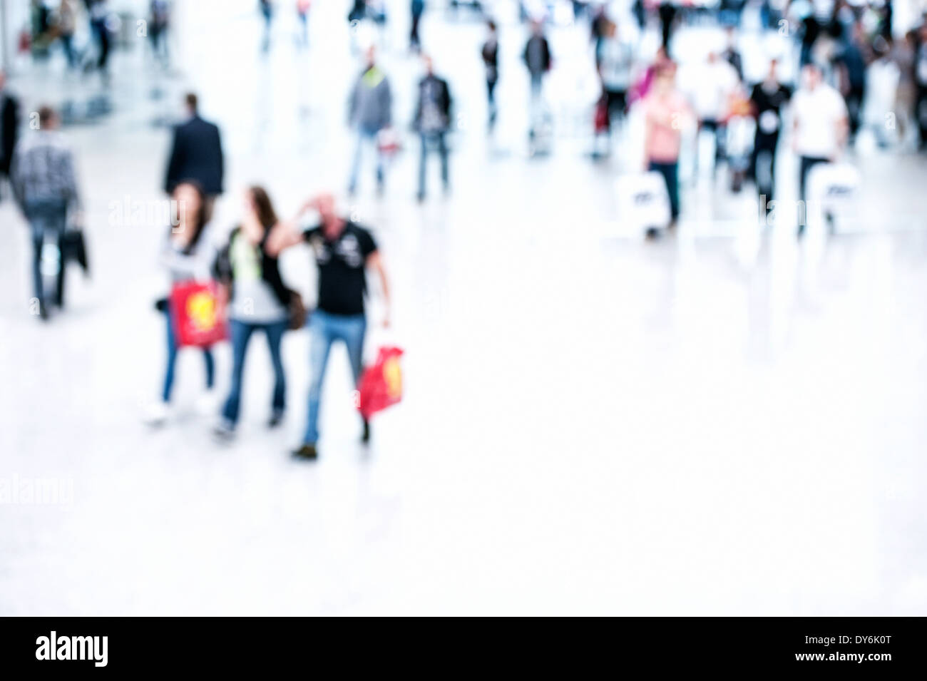 Besucher, die zu Fuß in einer Halle auf der Messe in Köln. Stockfoto