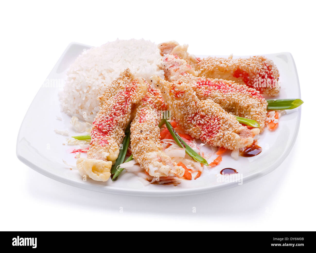 Gebratenes Hühnerfleisch mit Sesam und Reis Stockfoto