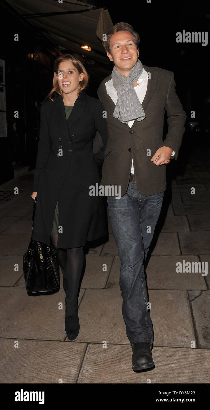 Prinzessin Beatrice und ihr Freund Dave Clark verlassen Lou Lou s Private Member ClubFeaturing: Prinzessin Beatrice, Dave Clark Where: London United KingdomWhen: 13. Dezember 2012 Stockfoto