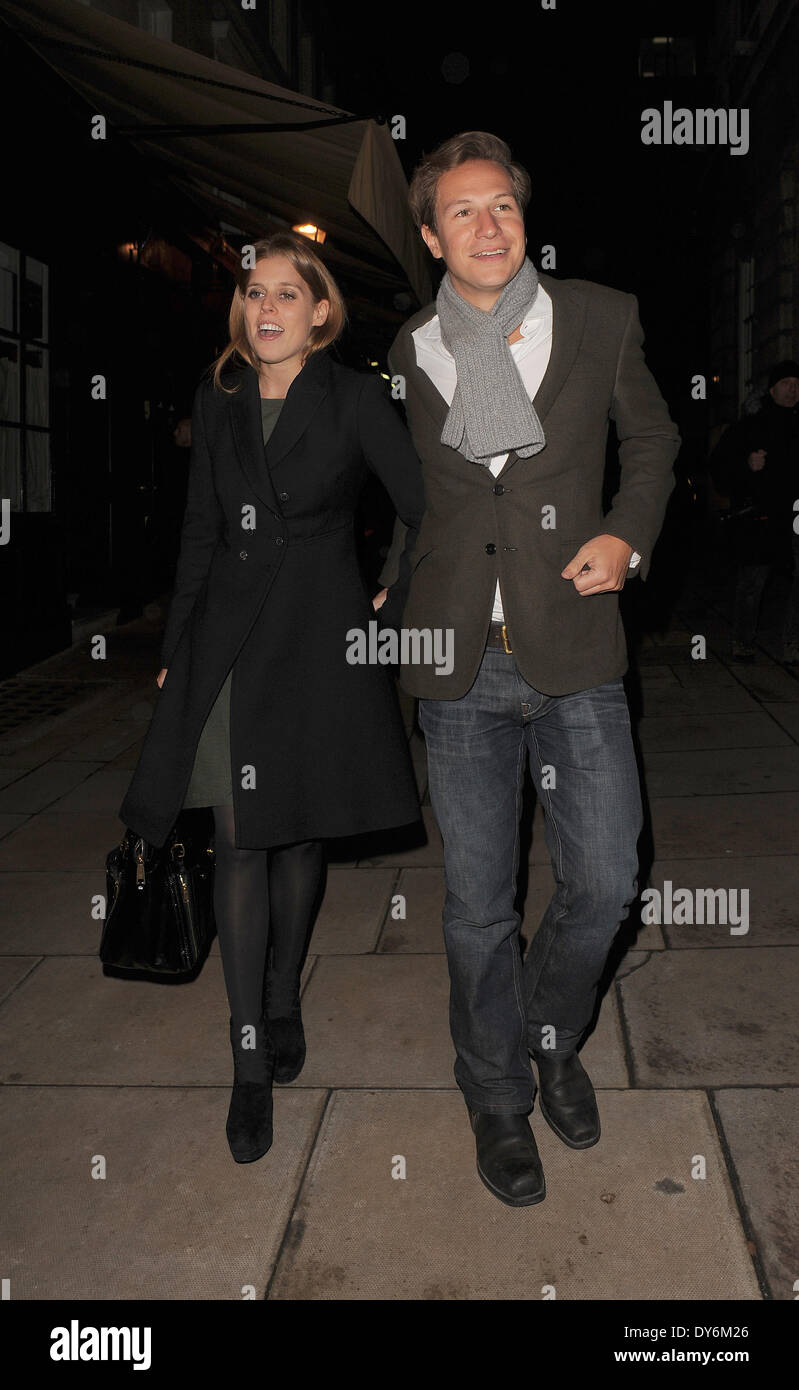 Prinzessin Beatrice und ihr Freund Dave Clark verlassen Lou Lou s Private Member ClubFeaturing: Prinzessin Beatrice, Dave Clark Where: London United KingdomWhen: 13. Dezember 2012 Stockfoto
