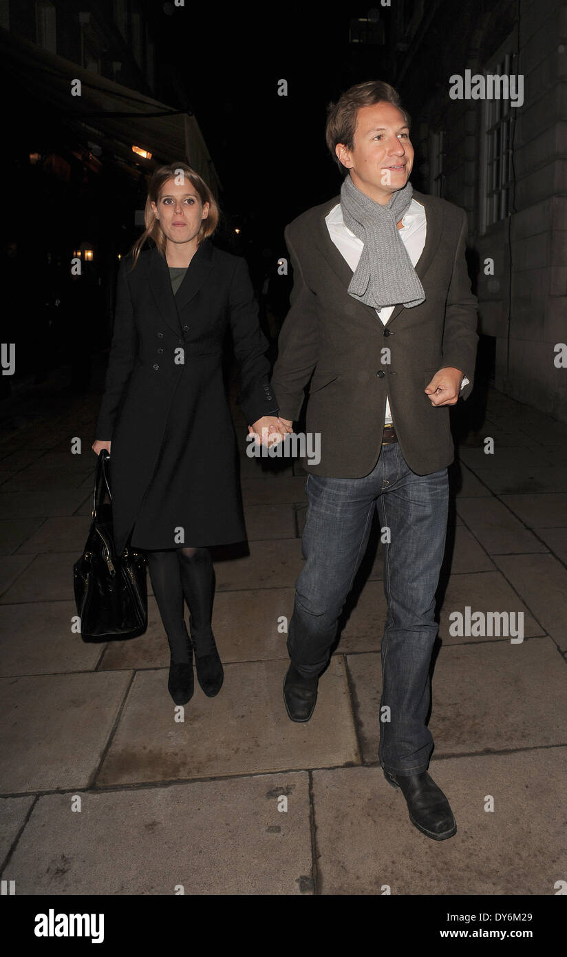 Prinzessin Beatrice und ihr Freund Dave Clark verlassen Lou Lou s Private Member ClubFeaturing: Prinzessin Beatrice, Dave Clark Where: London United KingdomWhen: 13. Dezember 2012 Stockfoto