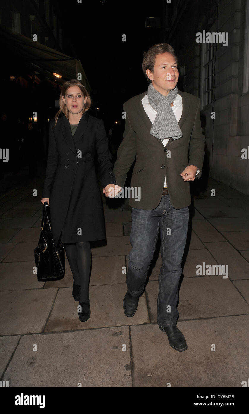 Prinzessin Beatrice und ihr Freund Dave Clark verlassen Lou Lou s Private Member ClubFeaturing: Prinzessin Beatrice, Dave Clark Where: London United KingdomWhen: 13. Dezember 2012 Stockfoto