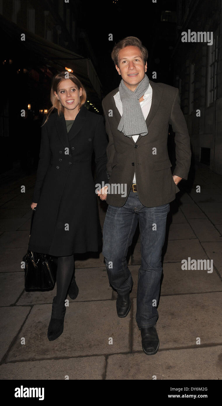 Prinzessin Beatrice und ihr Freund Dave Clark verlassen Lou Lou s Private Member ClubFeaturing: Prinzessin Beatrice, Dave Clark Where: London United KingdomWhen: 13. Dezember 2012 Stockfoto