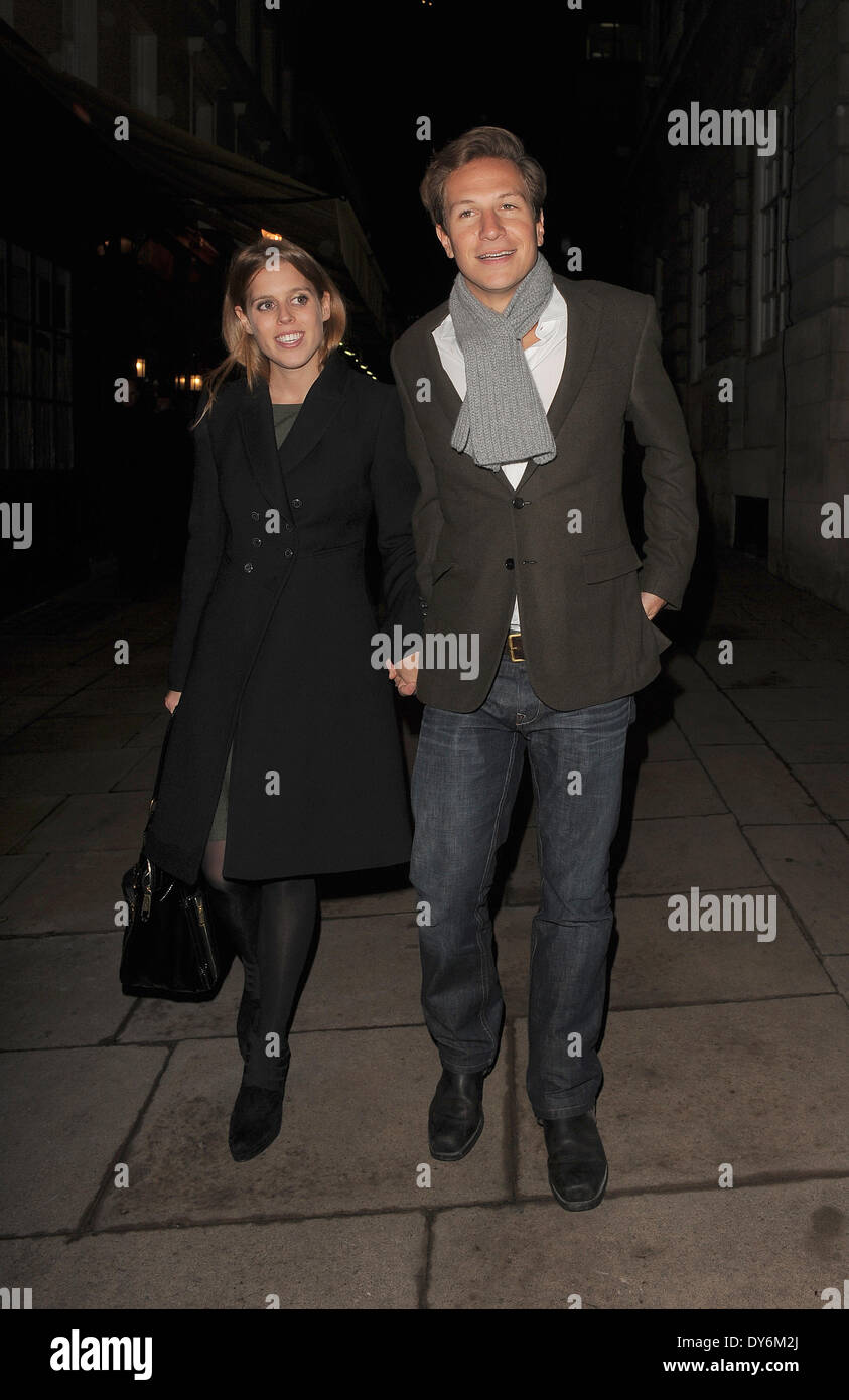 Prinzessin Beatrice und ihr Freund Dave Clark verlassen Lou Lou s Private Member ClubFeaturing: Prinzessin Beatrice, Dave Clark Where: London United KingdomWhen: 13. Dezember 2012 Stockfoto