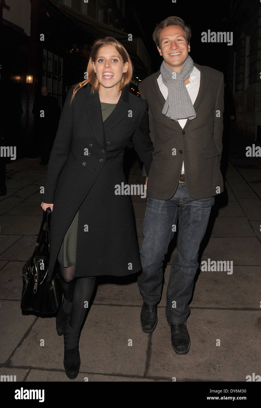 Prinzessin Beatrice und ihr Freund Dave Clark verlassen Lou Lou s Private Member ClubFeaturing: Prinzessin Beatrice, Dave Clark Where: London United KingdomWhen: 13. Dezember 2012 Stockfoto