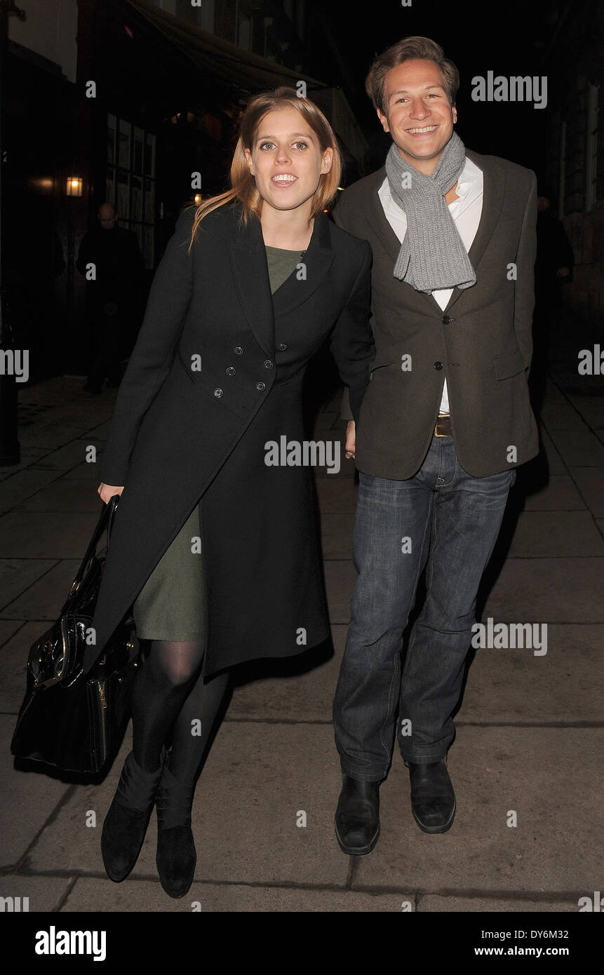 Prinzessin Beatrice und ihr Freund Dave Clark verlassen Lou Lou s Private Member ClubFeaturing: Prinzessin Beatrice, Dave Clark Where: London United KingdomWhen: 13. Dezember 2012 Stockfoto
