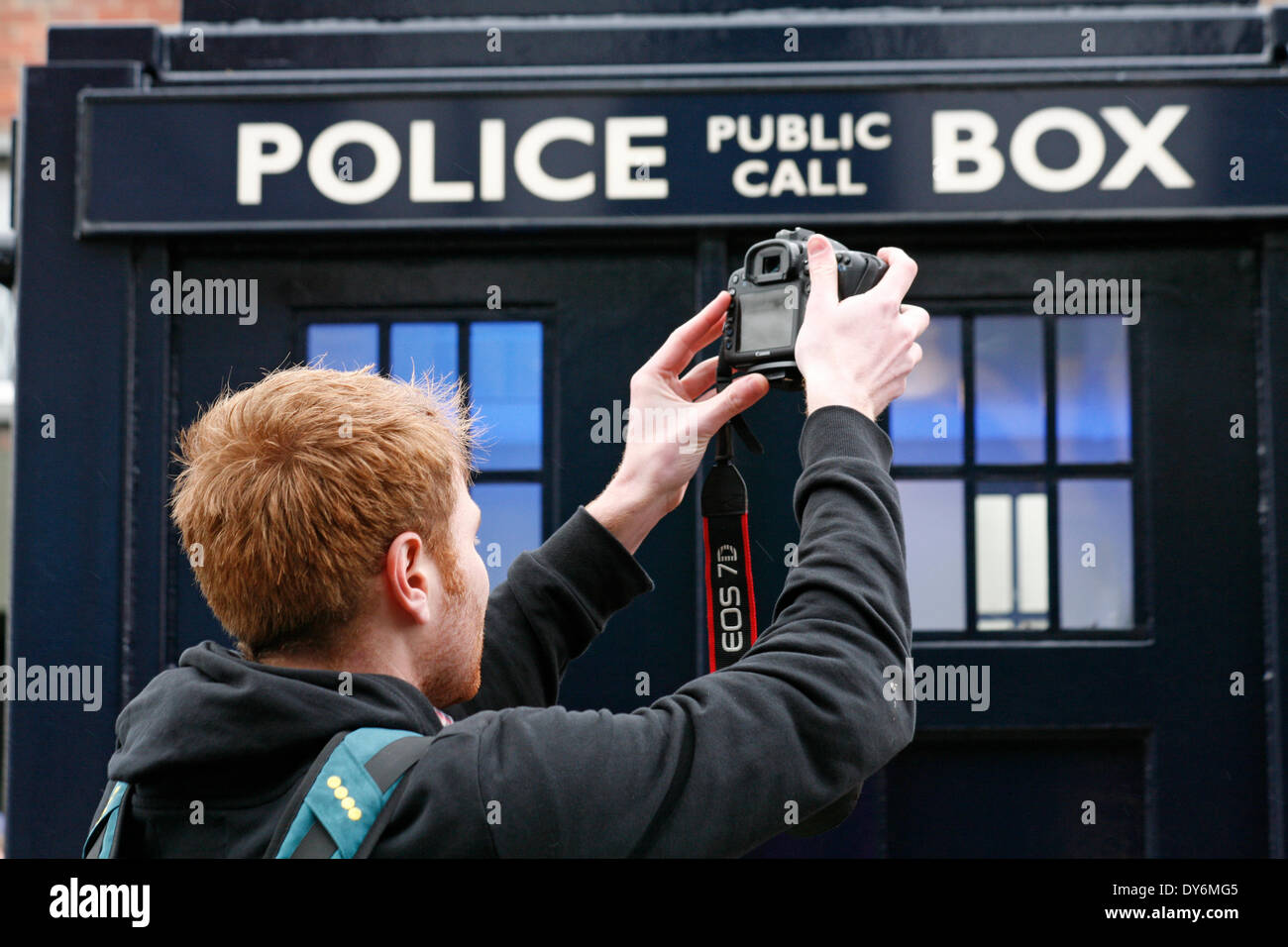 Boscombe, UK. 8. April 2014. BOSCOMBE die lang ersehnte Polizei Box "Tardis" ist offiziell der Öffentlichkeit vorgestellt von Bournemouth Ost MP Tobias Ellwood vor Würdenträger, Händler und Bewohner. Die Polizei sagt, Feld, einer von nur zwei operative des Landes, eine gut sichtbare polizeiliche Präsenz am westlichen Ende des Bezirks über Christchurch Road zur Verfügung stellt. Es wird regelmäßig Tages-Zeiten besetzt werden, und eine gelbe Telefon angeschlossen wird der Öffentlichkeit Dorset Polizei zu anderen Zeiten verbinden. Bildnachweis: Carolyn Jenkins/Alamy Live-Nachrichten Stockfoto