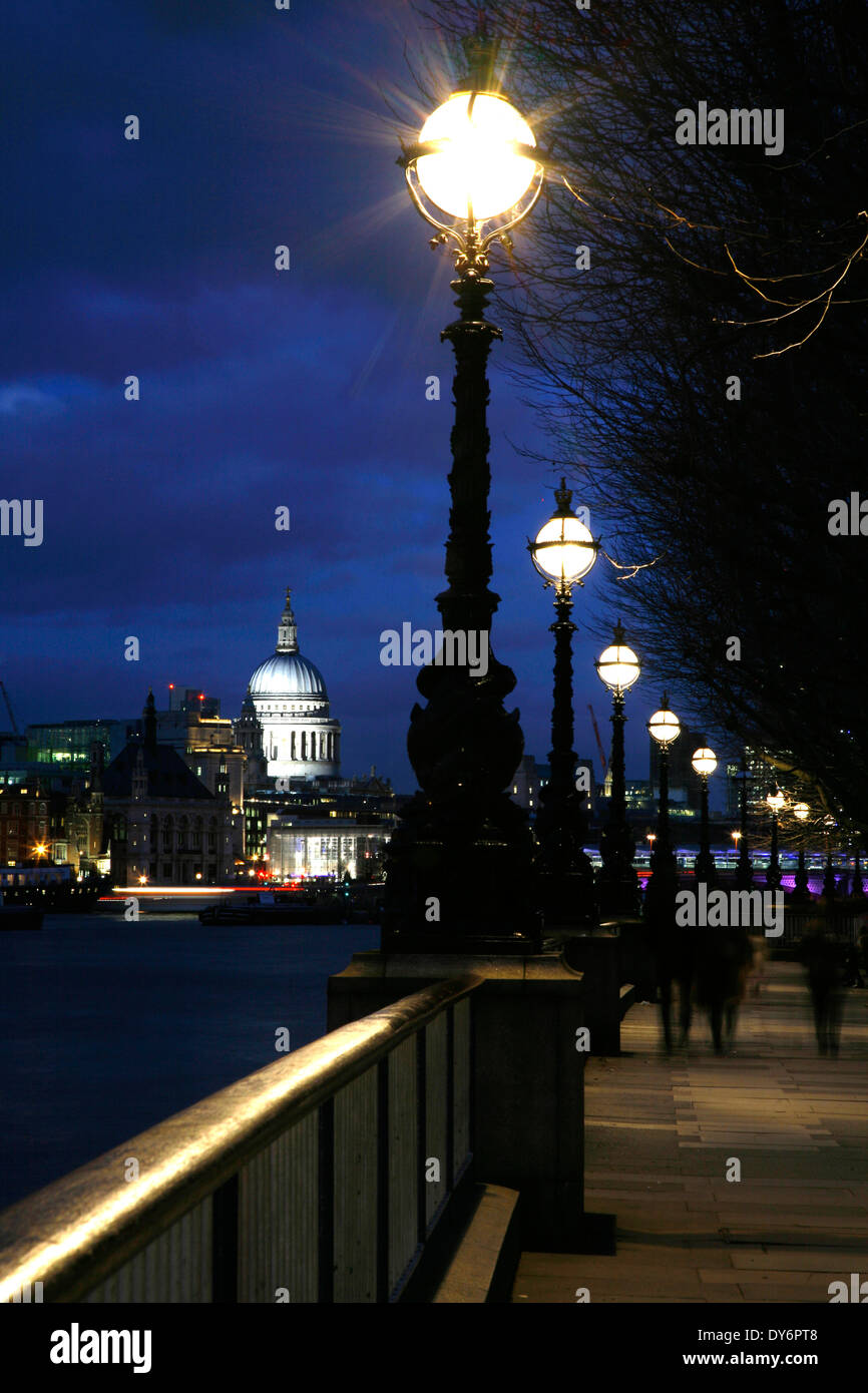 Fernblick über St. Pauls Cathedral von Queen es Walk, South Bank, London, UK Stockfoto