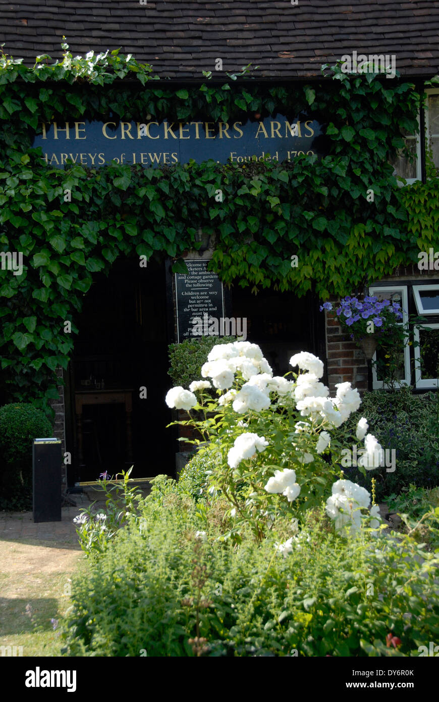 Die Cricketers Arms Pub im Dorf von Berwick uk Stockfoto