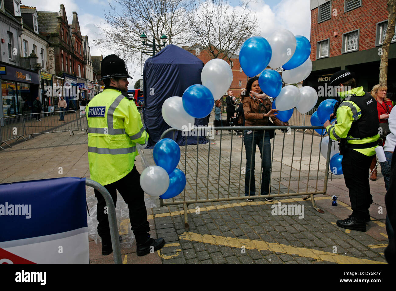 Dienstag, 8 April. BOSCOMBE die lang ersehnte Polizei Box "Tardis" ist offiziell der Öffentlichkeit vorgestellt von Bournemouth Ost MP Tobias Ellwood vor Würdenträger, Händler und Bewohner. Die Polizei sagt, Feld, einer von nur zwei operative des Landes, eine gut sichtbare polizeiliche Präsenz am westlichen Ende des Bezirks über Christchurch Road zur Verfügung stellt. Es wird regelmäßig Tages-Zeiten besetzt werden, und eine gelbe Telefon angeschlossen wird der Öffentlichkeit Dorset Polizei zu anderen Zeiten verbinden. Es ist nur eine von einer Reihe von Projekten zur Verringerung der Kriminalität und anti-soziales Verhalten. Stockfoto