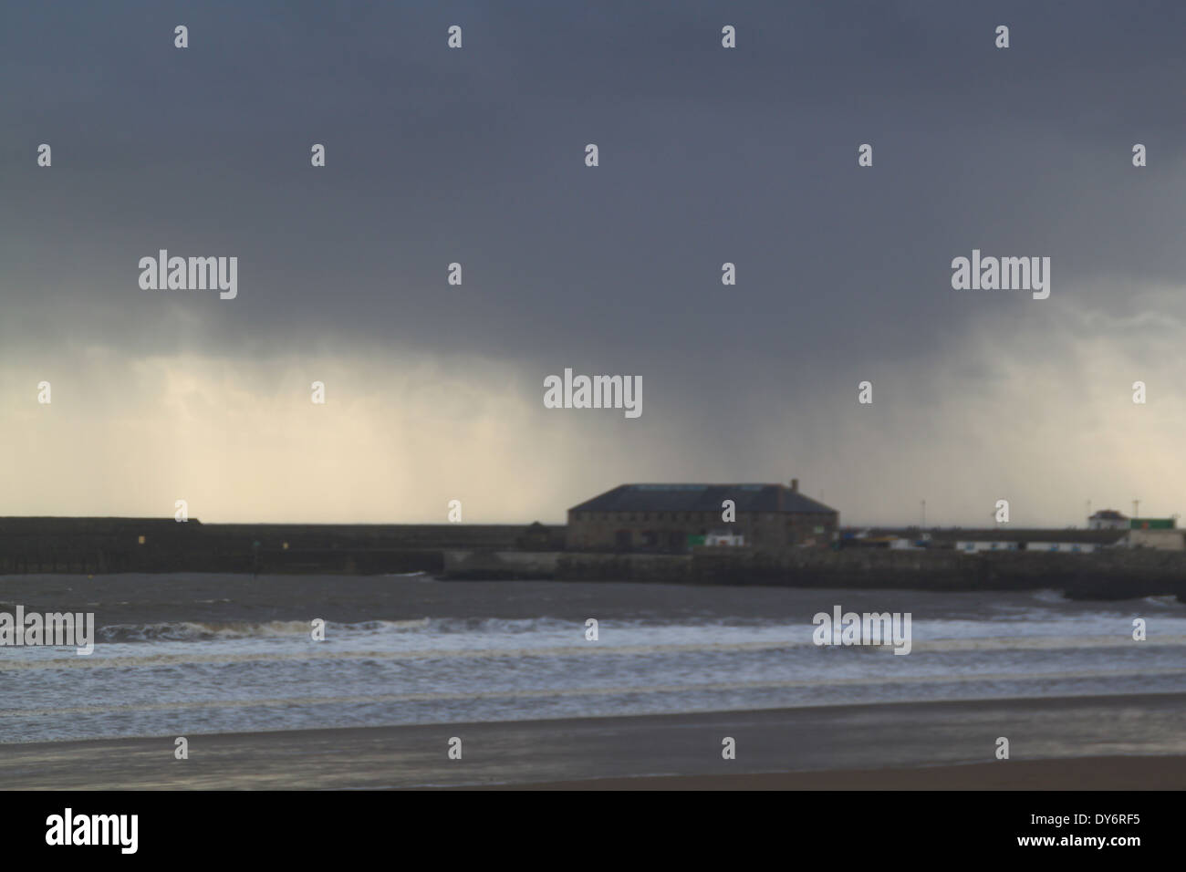 Regenwolken über Porthcawl Südwales Stockfoto