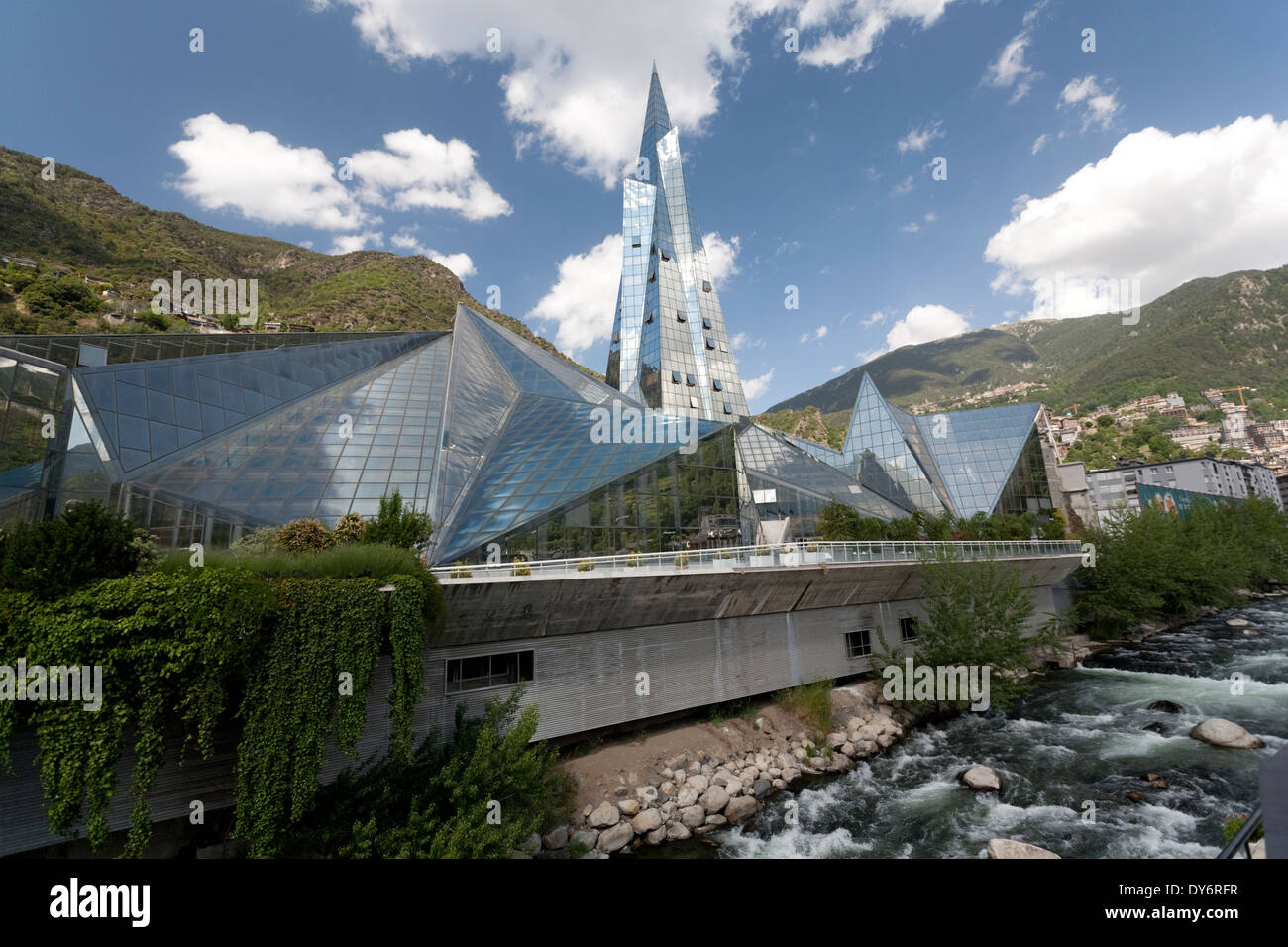 Die glasüberdachte Caldea Spa und der Fluss Valira in das Land von Andorra la Vella Stockfoto