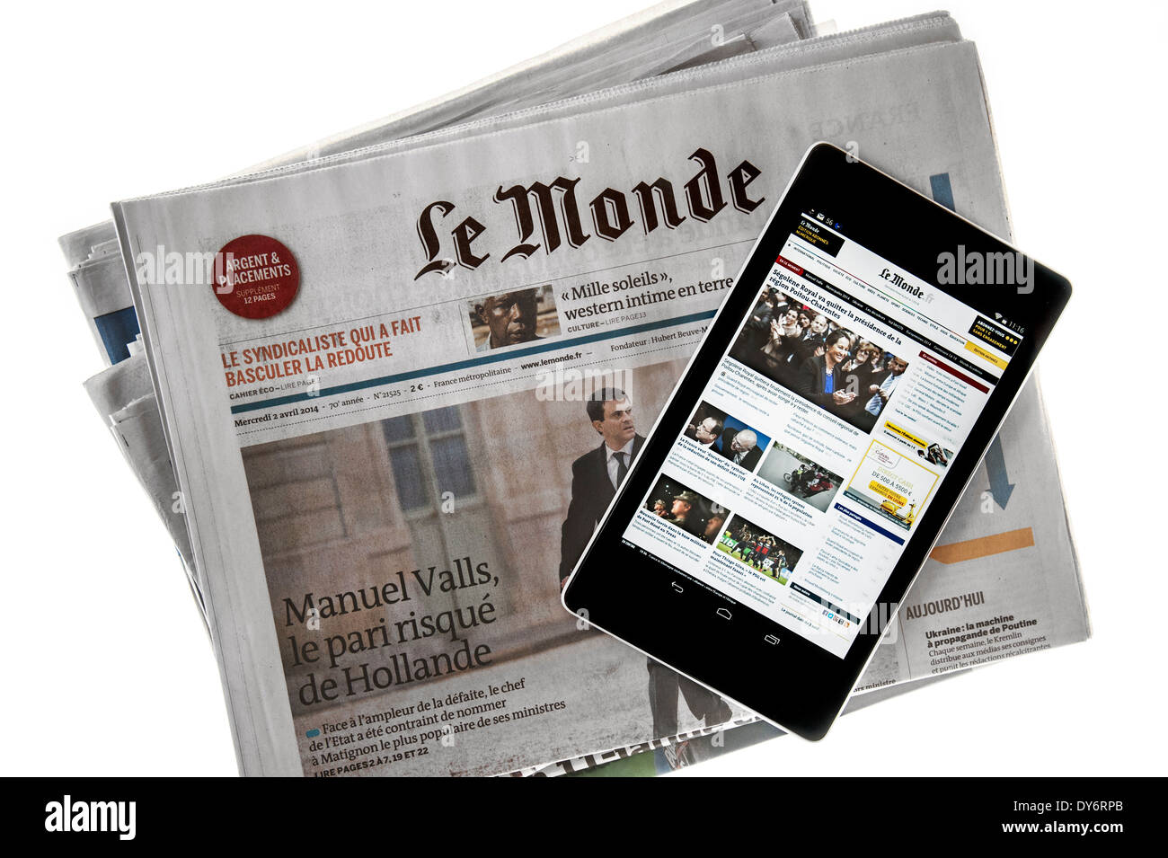 Digital Touchscreen-Tablet zeigt Online-Weltnachrichten auf Französisch Le Monde-Zeitung auf weißem Hintergrund Stockfoto
