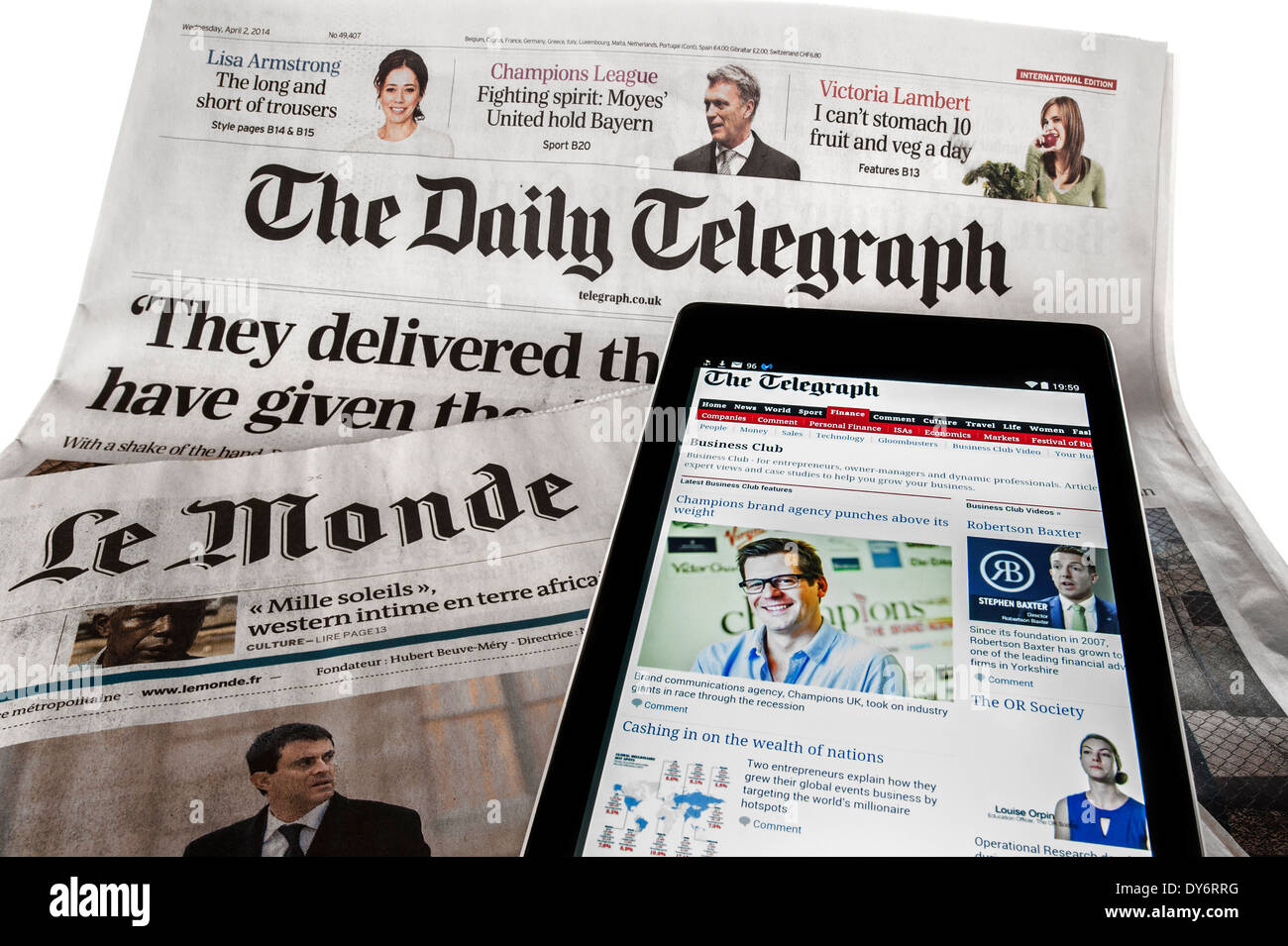Tablet mit Online-internationale Nachrichten auf britischen Daily Telegraph und Französisch Le Monde Zeitungen auf weißem Hintergrund Stockfoto